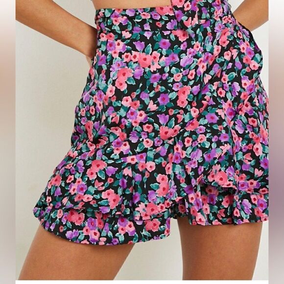 Boohoo 2-piece Floral High Waist Ruffle Shorts & Tie Crop Flutter Sleeve Top - Picture 14 of 16